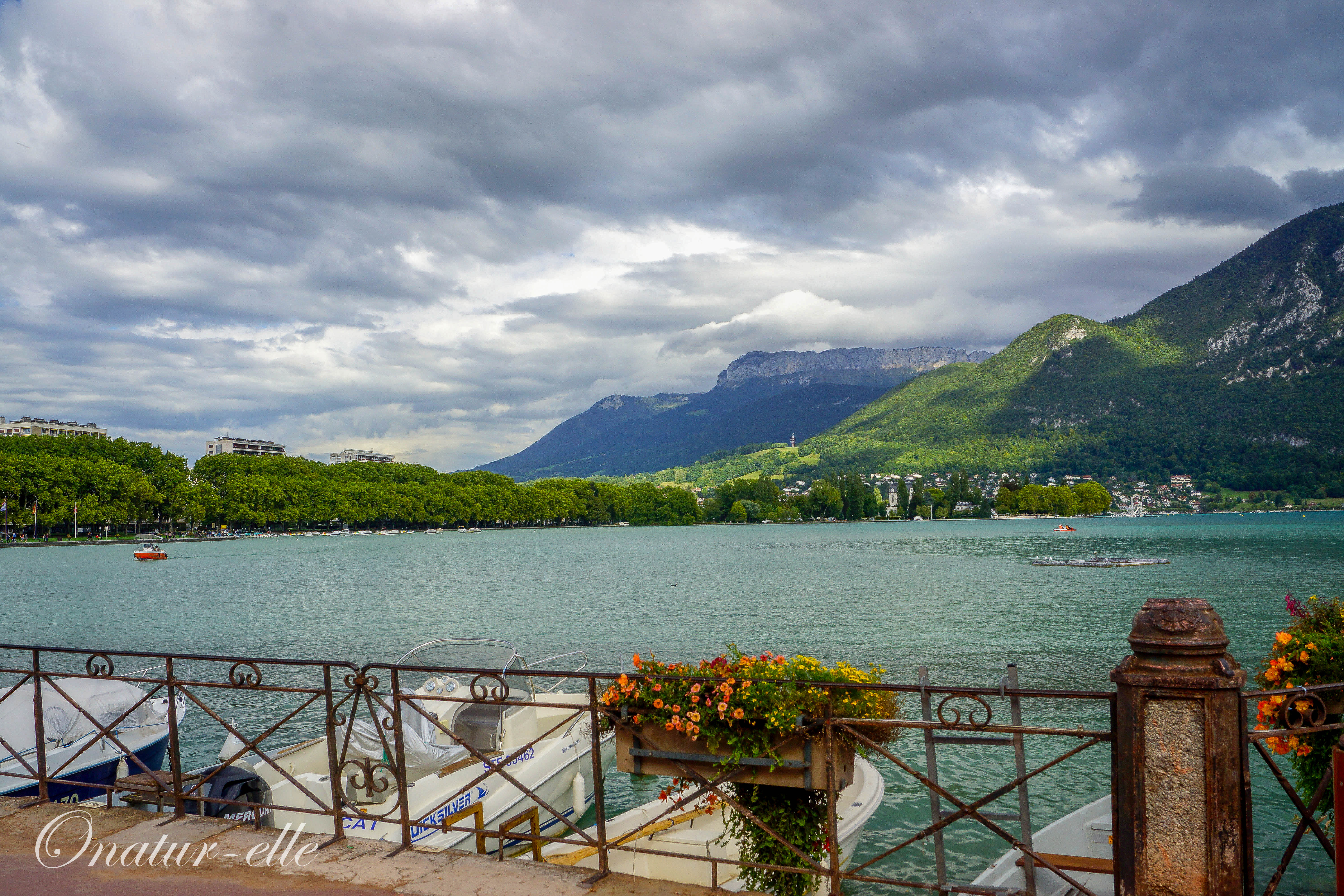 Tapis gris sur Annecy